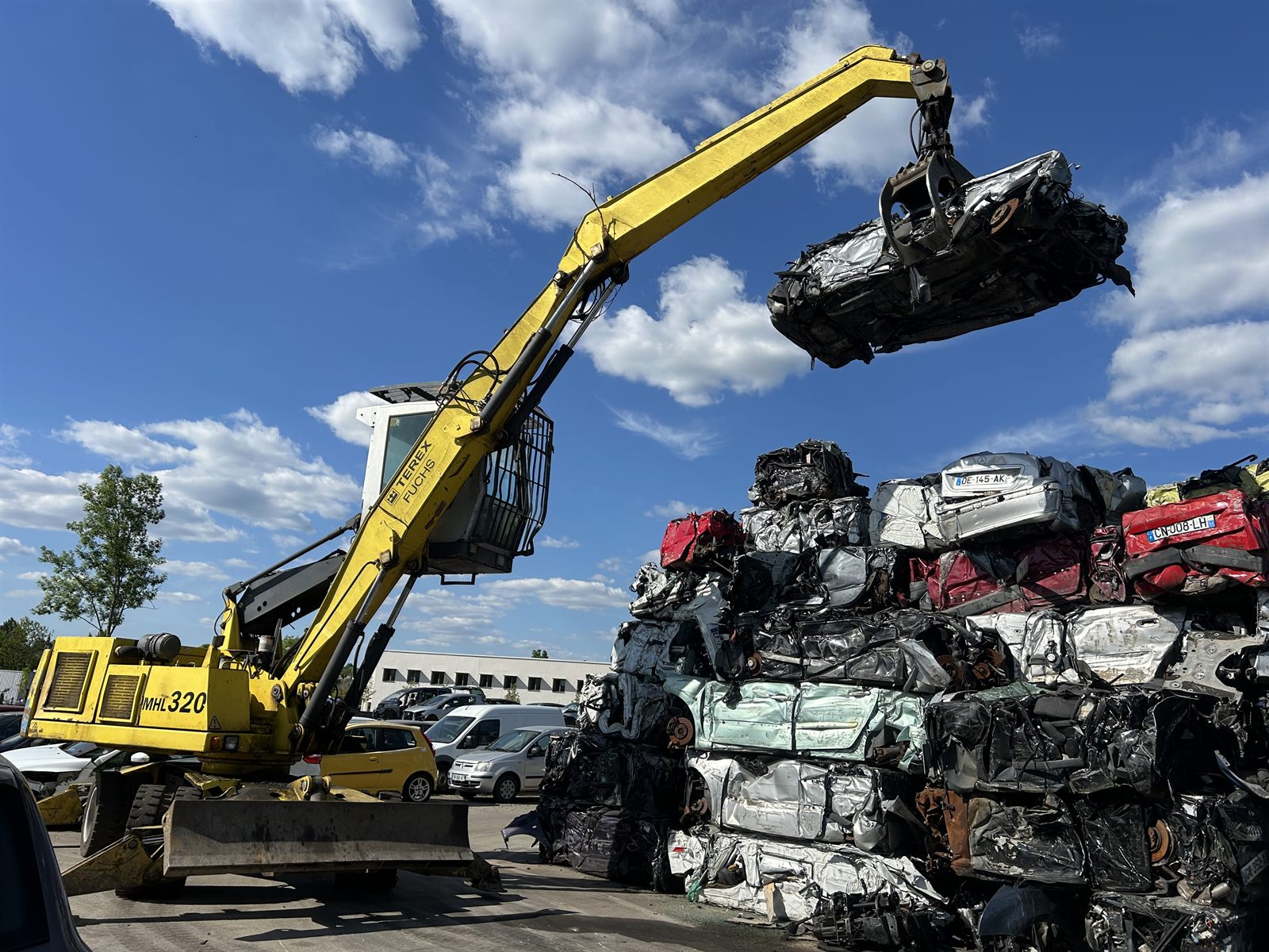 Grue de manutention MPO Recycling sur le site de Peltre, zone de broyage des VHU